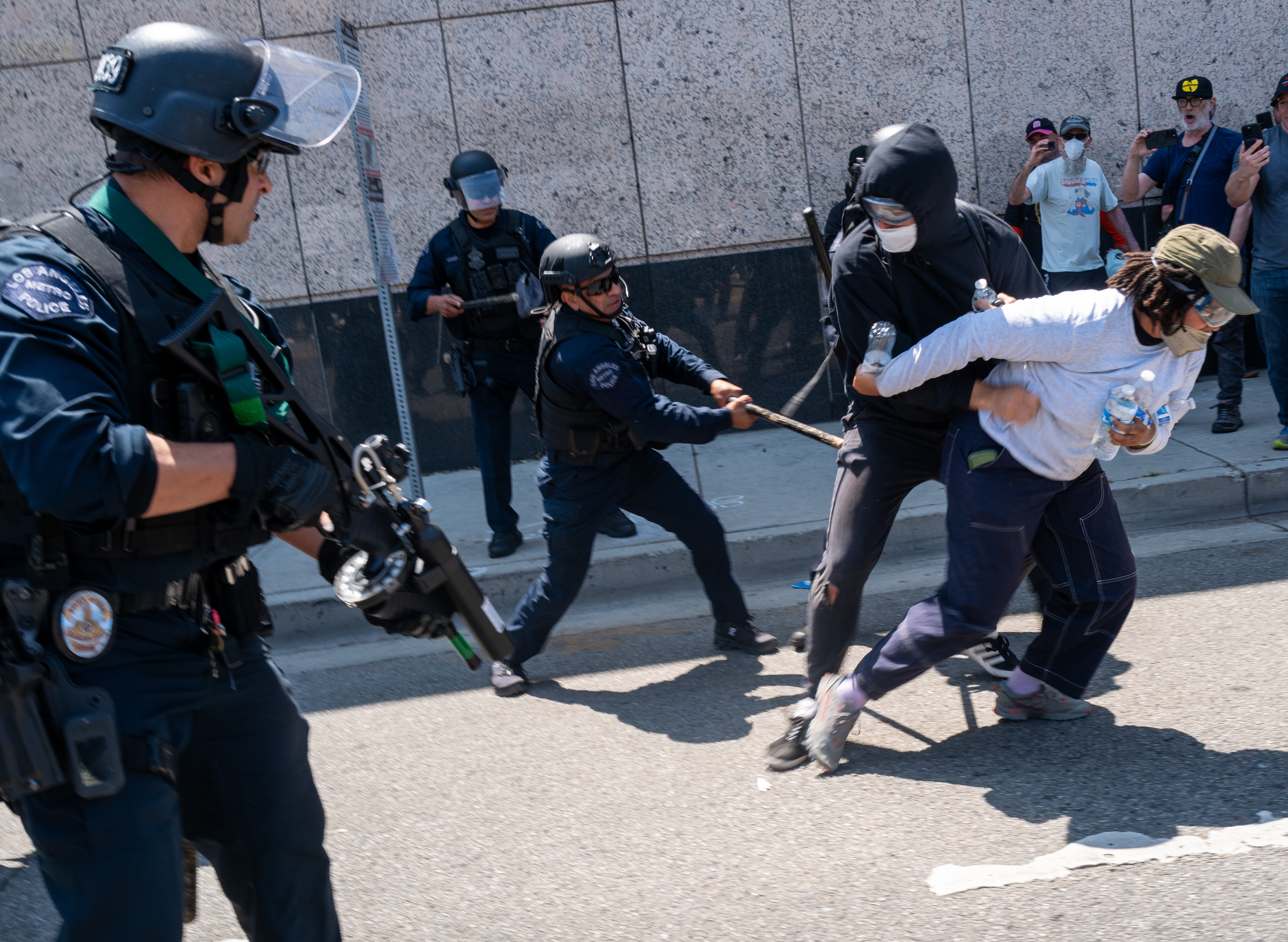 LOS ÁNGELES, CALIFORNIA – 8 DE JUNIO: La Guardia Nacional, la policía y los manifestantes se mantienen en pie frente a una cárcel en el centro de Los Ángeles tras dos días de enfrentamientos con la policía durante una serie de redadas de inmigración el 8 de junio de 2025 en Los Ángeles, California.