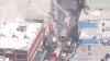 Decenas de bomberos combaten un incendio en un edificio comercial en Los Ángeles