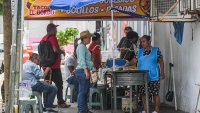 Miedo y preocupación en familias mexicanas por posible tasa a remesas desde EE.UU.