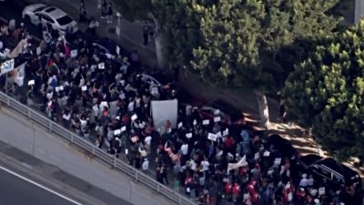 Cientos protestan por operativos migratorios en Los Ángeles