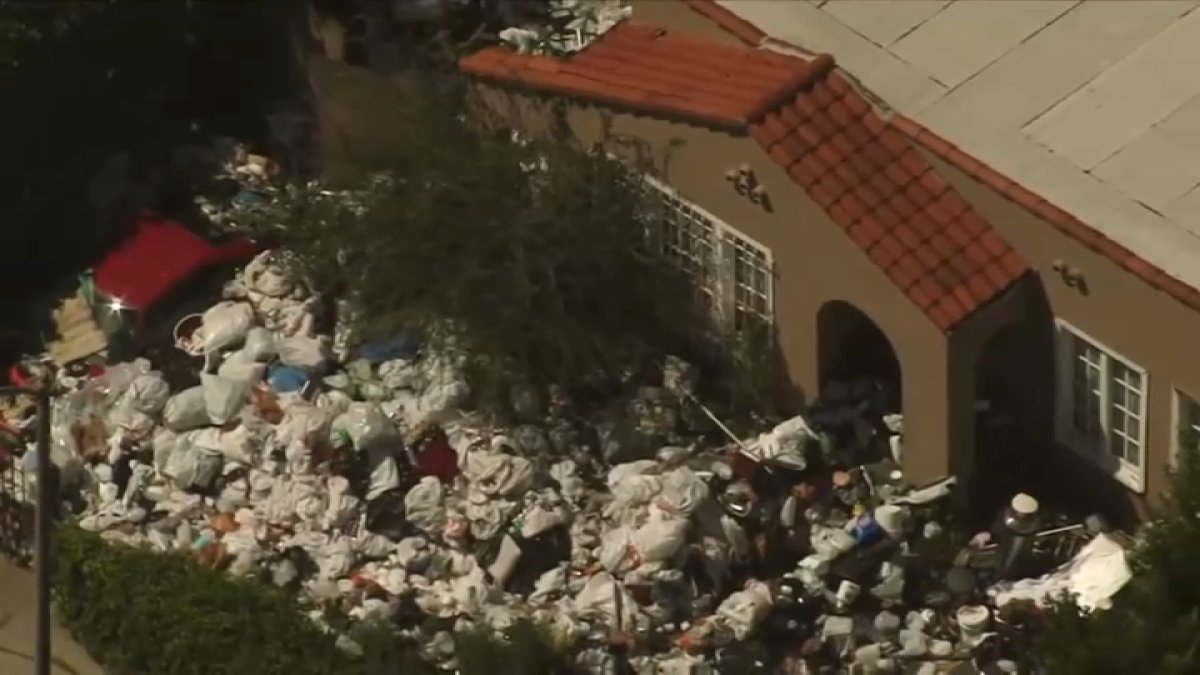 La casa llena de basura en barrio Fairfax de Los Ángeles está ...