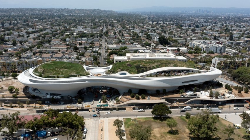Fotografía aérea de julio de 2025 cedida por JAKS Productions donde se observa la construcción del Museo Lucas de Arte Narrativo ubicado en el Parque de Exposiciones de Los Ángeles, California (Estados Unidos). EFE/ Sand Hill Media/Eric Furie/JAKS Productions