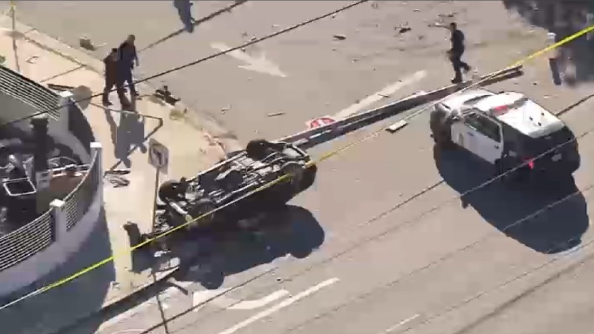 Una persona en estado crítico tras choque de un carro contra poste en Van Nuys