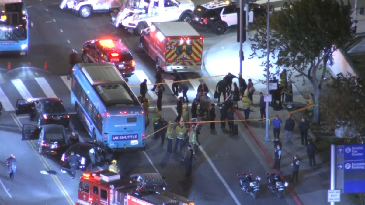 Autobús LAX FlyAway en accidente con dos vehículos en Westchester
