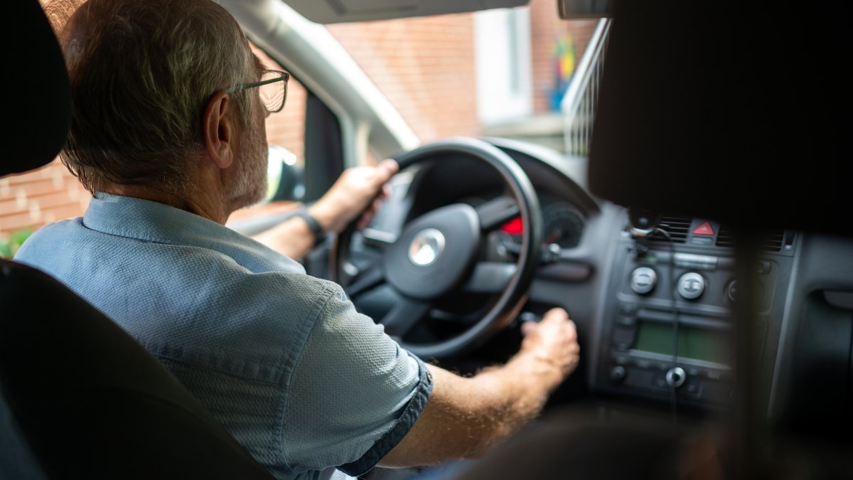 Consejos si va a comprar un carro para un adulto mayor 