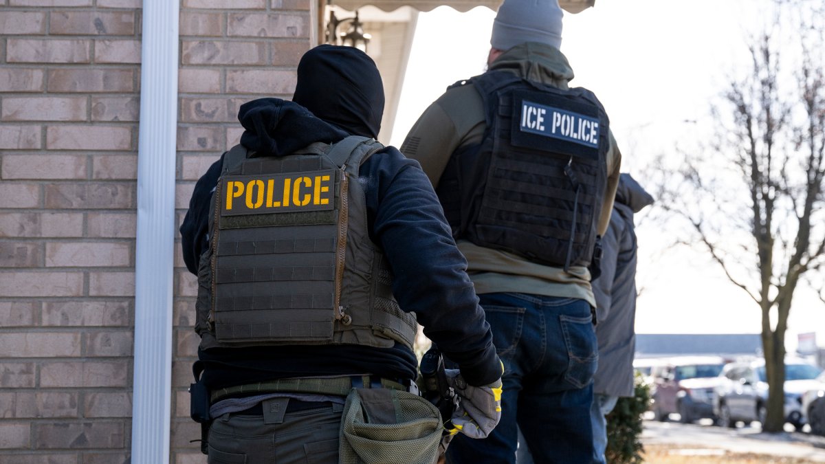 ICE dice que sus agentes pueden entrar a hogares sin orden judicial, según memorando de 2025