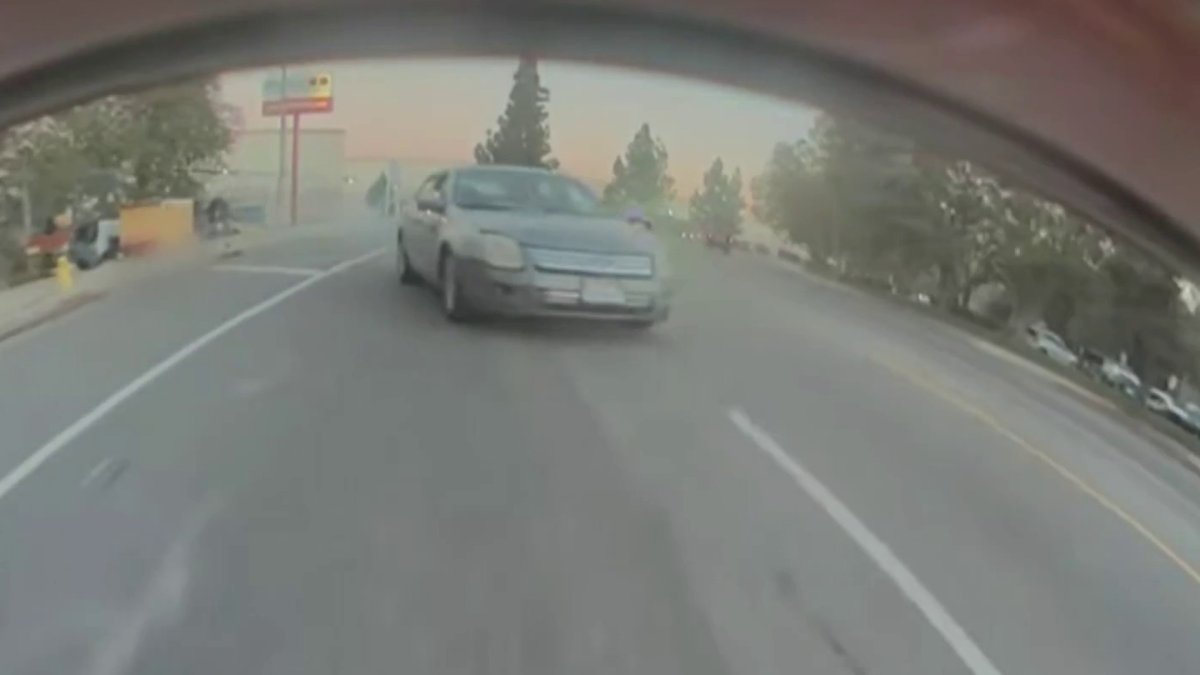 Video capta a conductor atropellando a un hombre en patineta en Panorama City