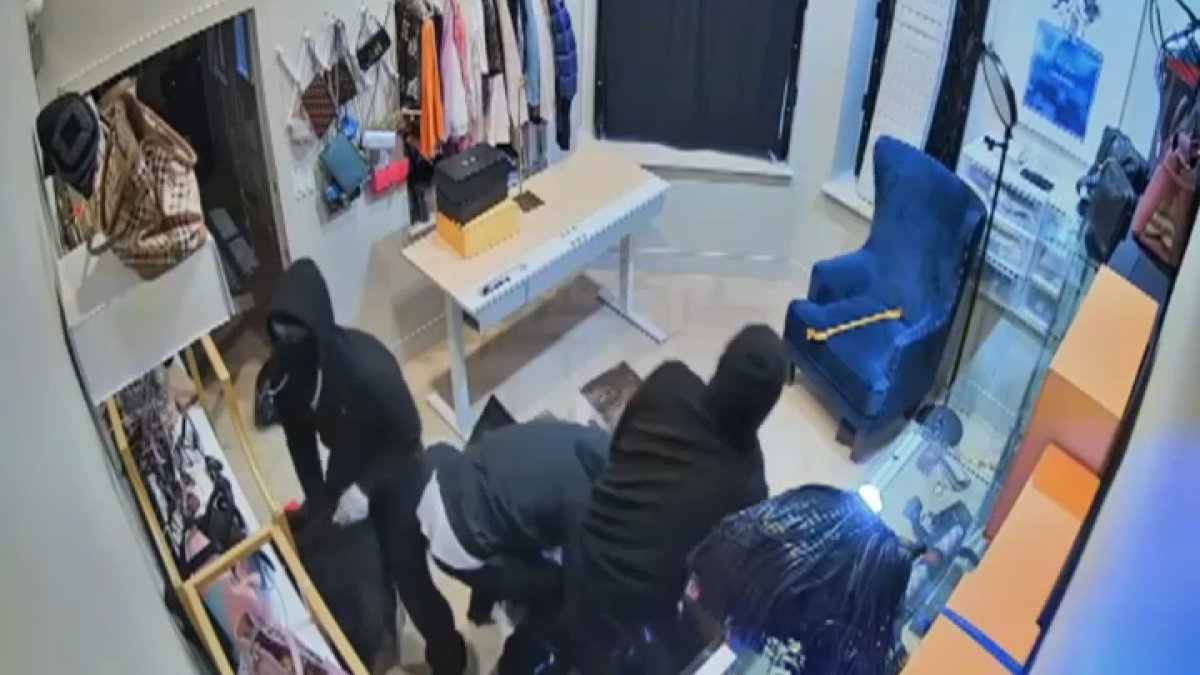 Roban bolsos Chanel y Hermès de una boutique en Newport Beach