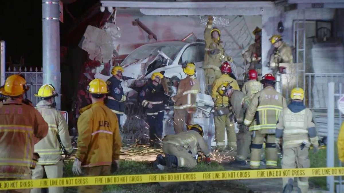 Un Tesla vuela fuera de la autopista y se estrella contra una casa en Pacoima