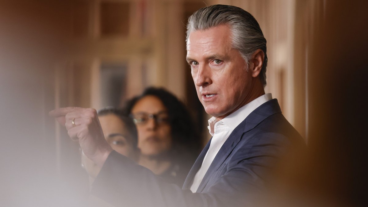 Newsom publica mensajes de personal federal sobre redada en inmediaciones de su mitin