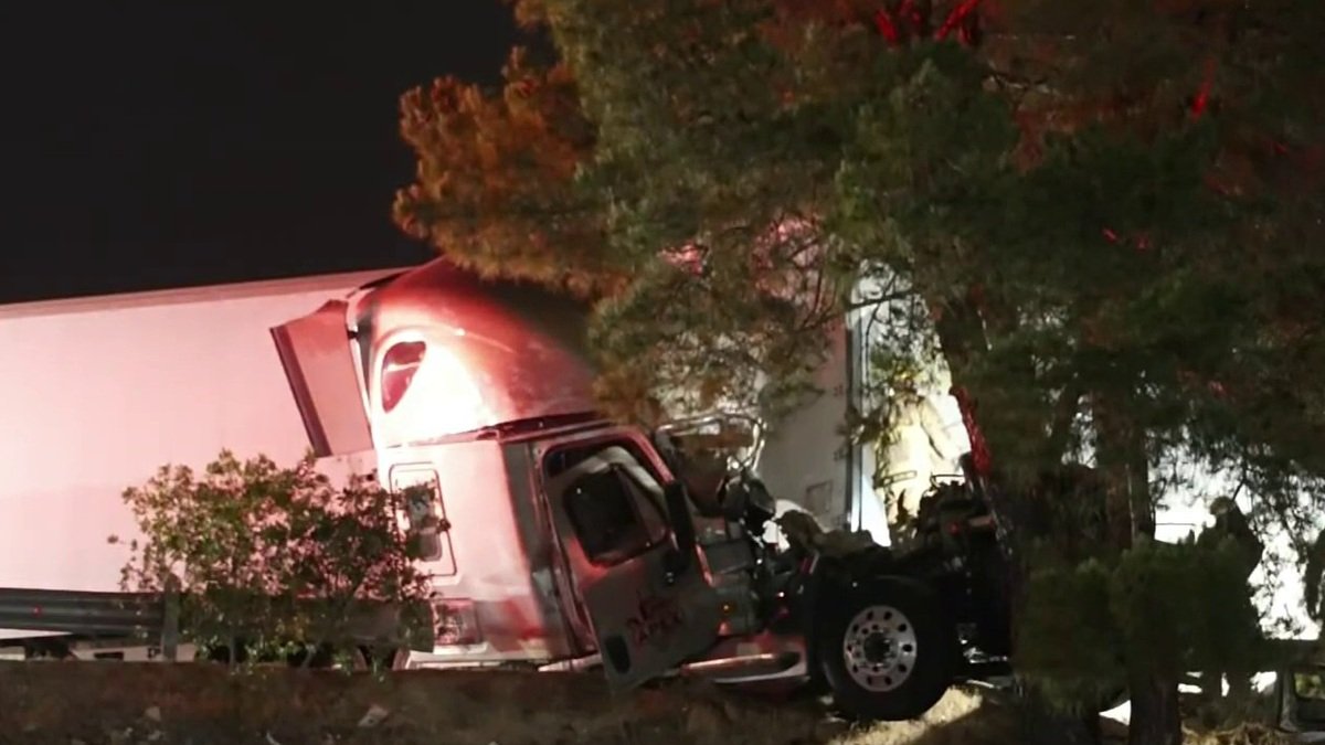 Tres heridos en un choque de varios vehículos y dos camiones de carga en la autopista 210