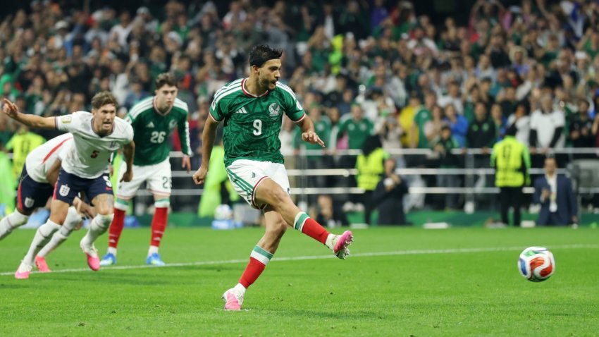 Revienta Ciudad de México: Raúl Jiménez le pone el segundo a Inglaterra de tiro penal