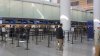 Familia denuncia que empleada de United Airlines los amenazó con llamar a ICE