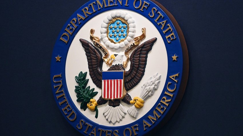 ARCHIVO – El escudo del Departamento de Estado de EEUU en el atril de la sala de prensa del Departamento de Estado en Washington, el 31 de enero de 2022. (Mandel Ngan, Pool vía AP, archivo)