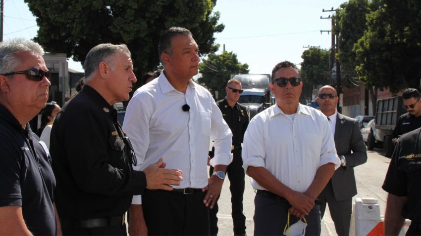 Padilla visita la zona del incendio en Boyle Heights el 14 de julio de 2026.