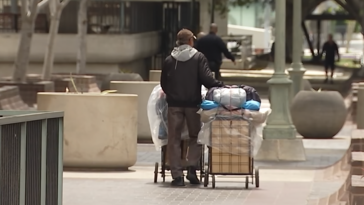 Riverside denuncia que otras ciudades envían personas sin hogar a su comunidad