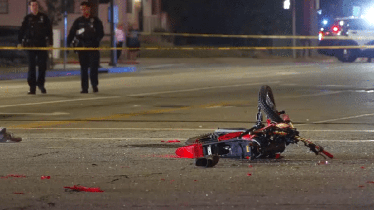 Muere chofer de motocicleta eléctrica tras chocar con un Tesla en Burbank