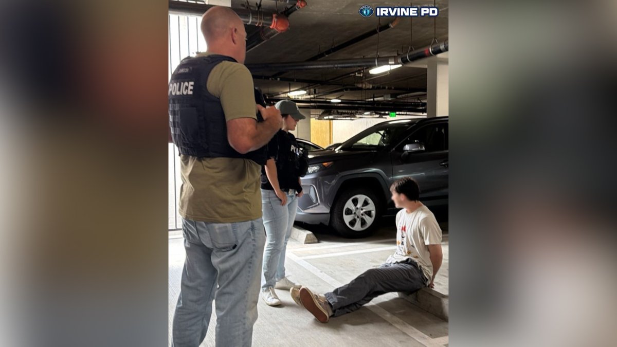 Detienen a un hombre acusado de vandalizar 13 Teslas en Irvine, informa la policía