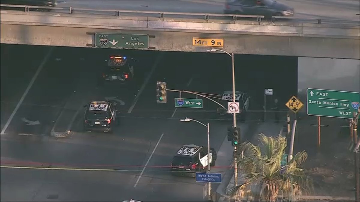 Policía mata a un hombre que presuntamente blandía un bate contra autos en el sur de Los Ángeles