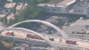 Detienen a hombre tras subir a puente de la calle Sexta en el centro de Los Ángeles