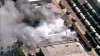 Bomberos combaten incendio en estructura comercial de Vernon