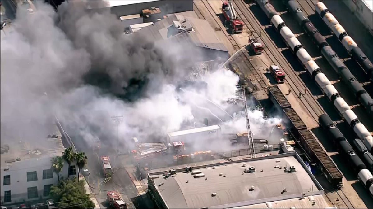 Bomberos combaten incendio en estructura comercial de Vernon