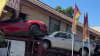 Camión transportador de vehículos se estrella contra edificio de apartamentos en Panorama City