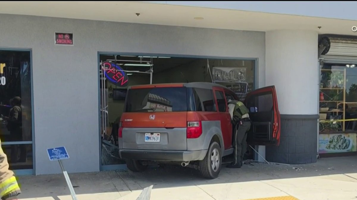 Tres heridos en choque de auto contra salón de uñas en Perris