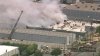 Bomberos combaten un incendio en un almacén cerca del Aeropuerto Municipal de Fullerton