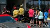 Auto se estrella contra salón de belleza en Huntington Beach