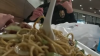 Policías de Monrovia arrestan a un hombre en Panda Express durante su pausa para comer
