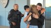 Niño salvado de atragantarse por oficiales de Rialto se reencuentra con sus héroes
