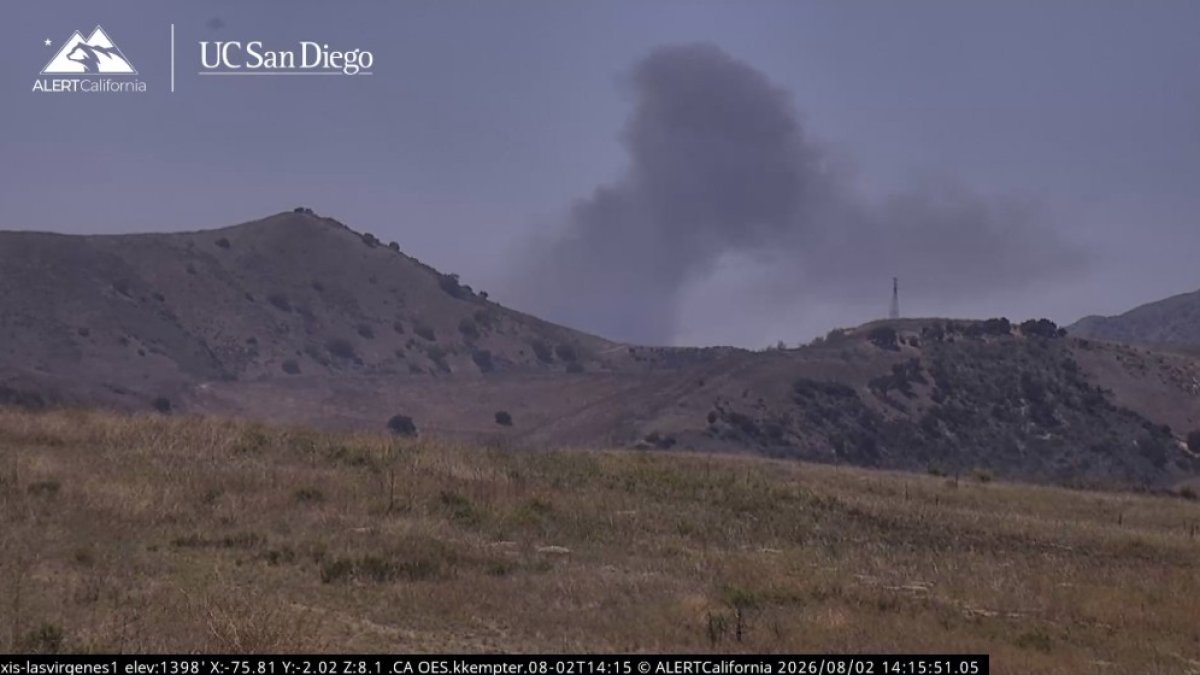 Bomberos combaten un incendio de maleza en Thousand Oaks