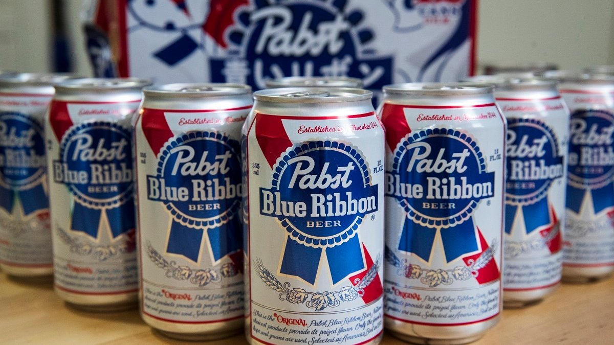Pabst Blue Ribbon ofrece hasta $20,000 en recompensa tras el robo de cargamento de cerveza