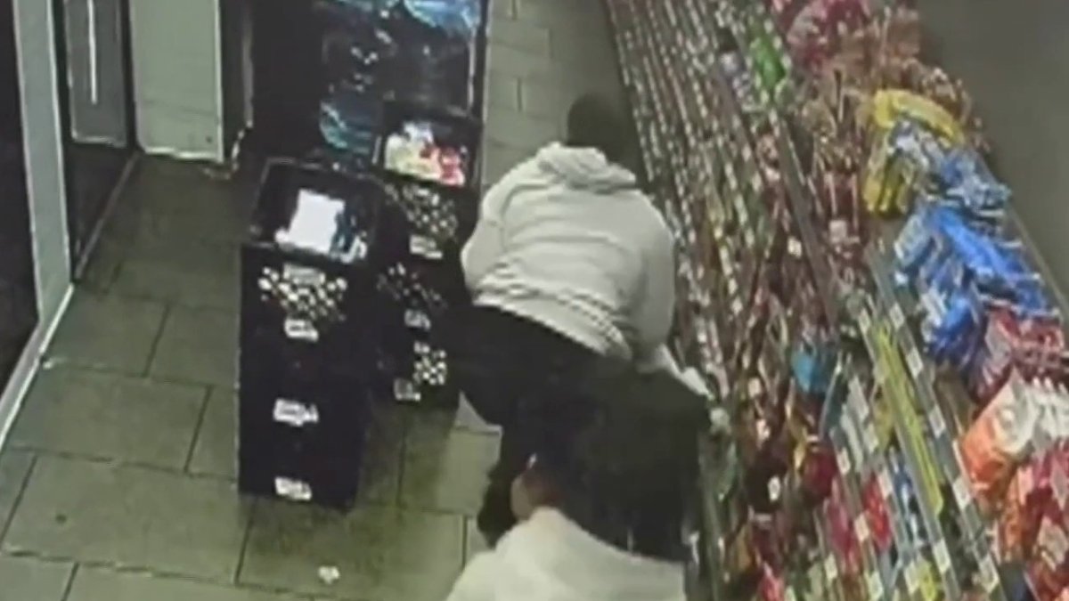 “Me estaban ahorcando con mi propia cadena”: Joven sufre asalto en un 7-Eleven en Hollywood