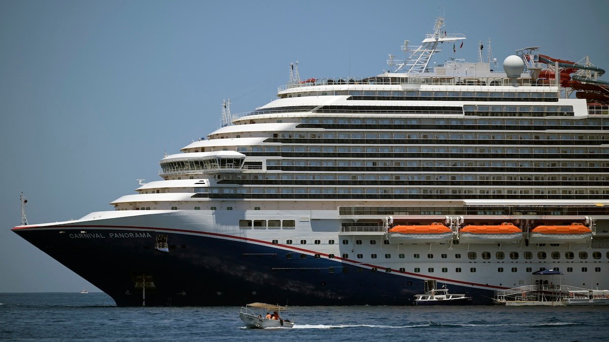 Pasajero salta por la borda de crucero de Carnival rumbo a Long Beach