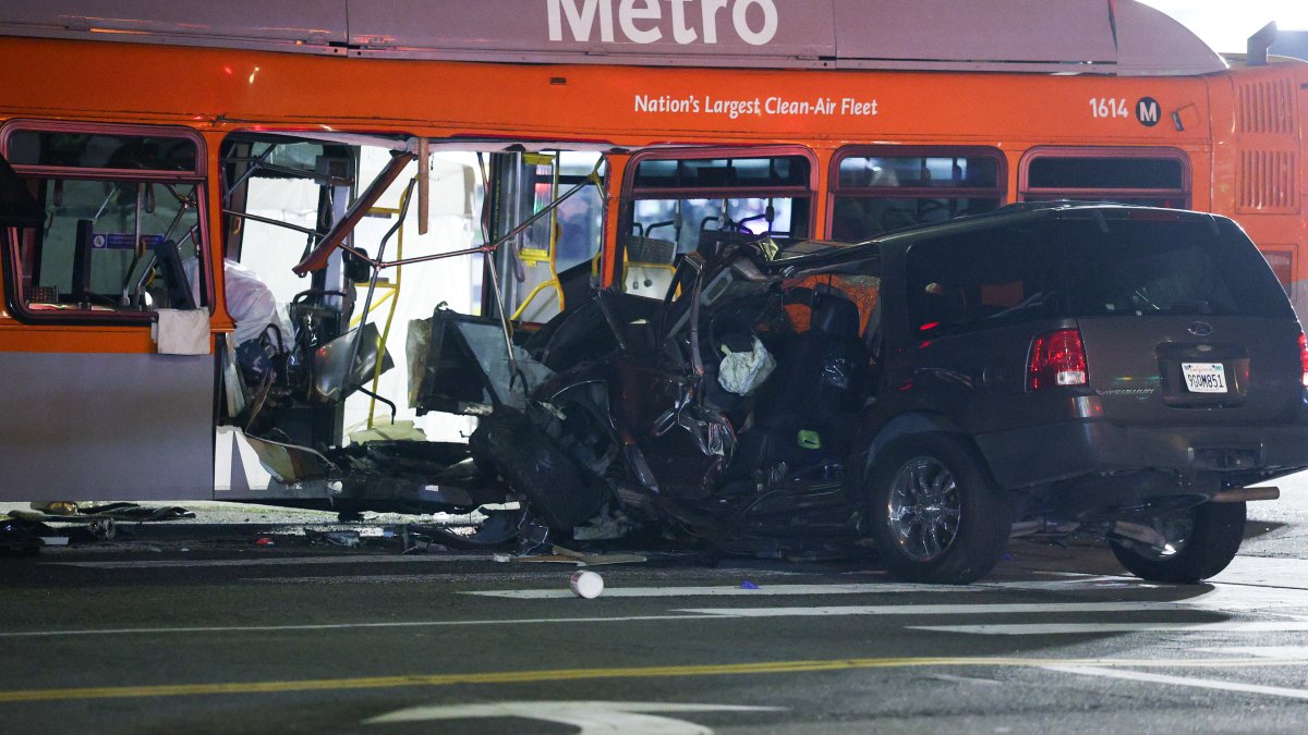 Posponen lectura de cargos de conductora acusada de homicidio en choque de autobús en Chatsworth