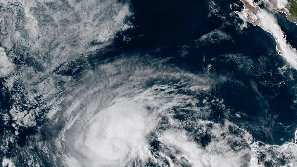 Polo se intensifica rápidamente hasta convertirse en huracán y se espera que afecte a México
