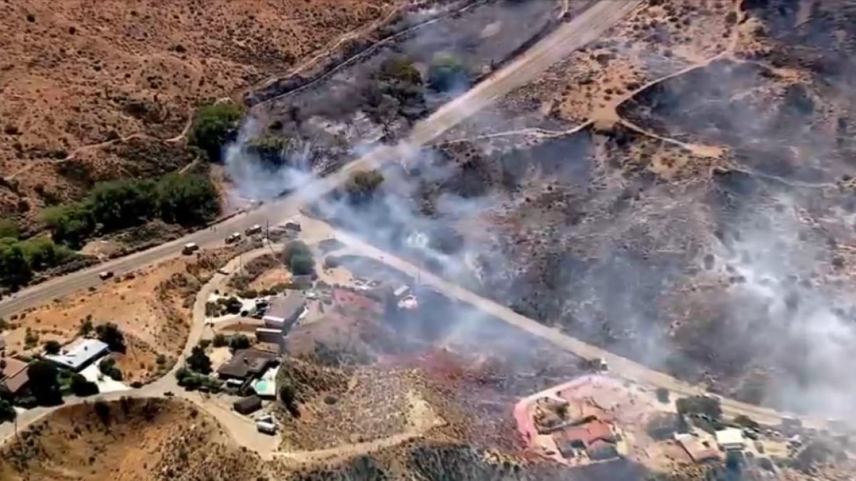 Emiten avisos de evacuaciones por incendio de maleza en Palmdale
