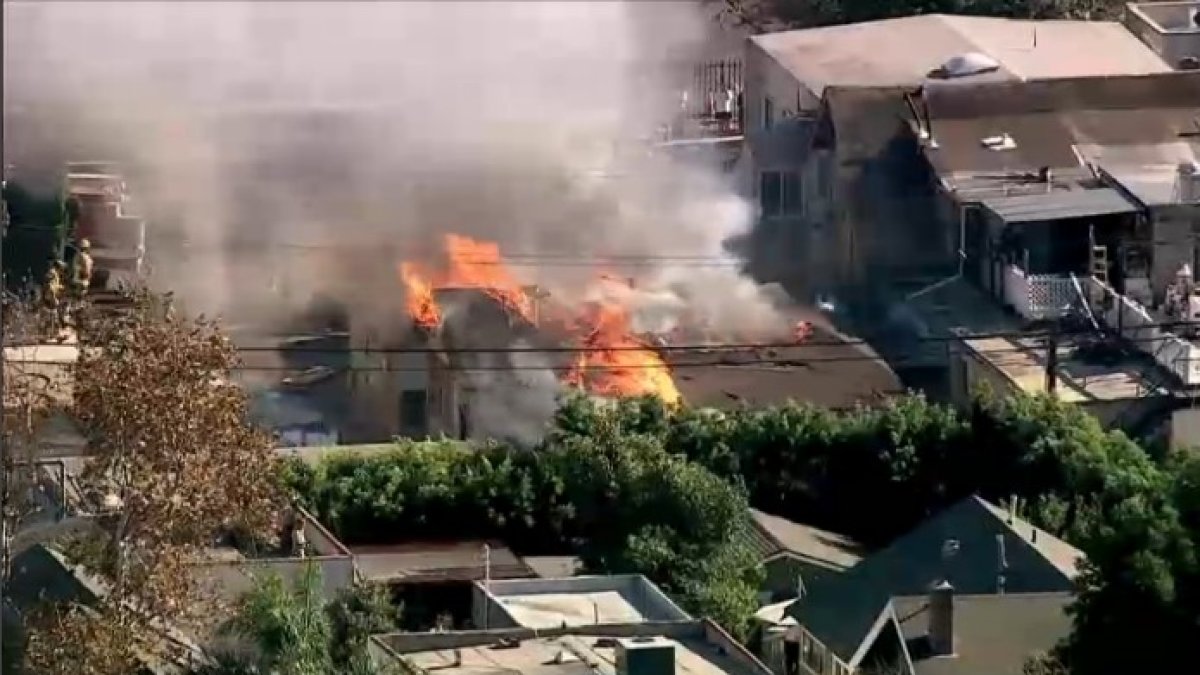 Bomberos combaten incendio en casa abandonada del sur de Los Ángeles