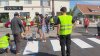 Defensores de seguridad vial pintan un cruce peatonal en el lugar de un accidente en el sur de Los Ángeles