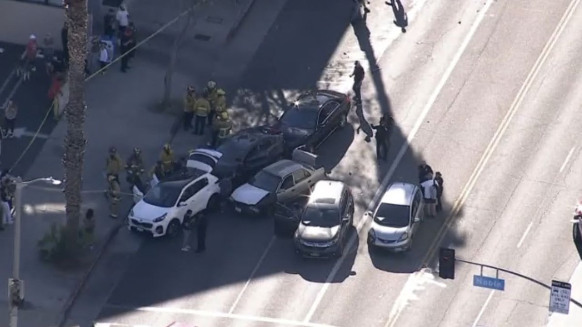Investigan choque que involucró al menos cinco carros en Sherman Oaks