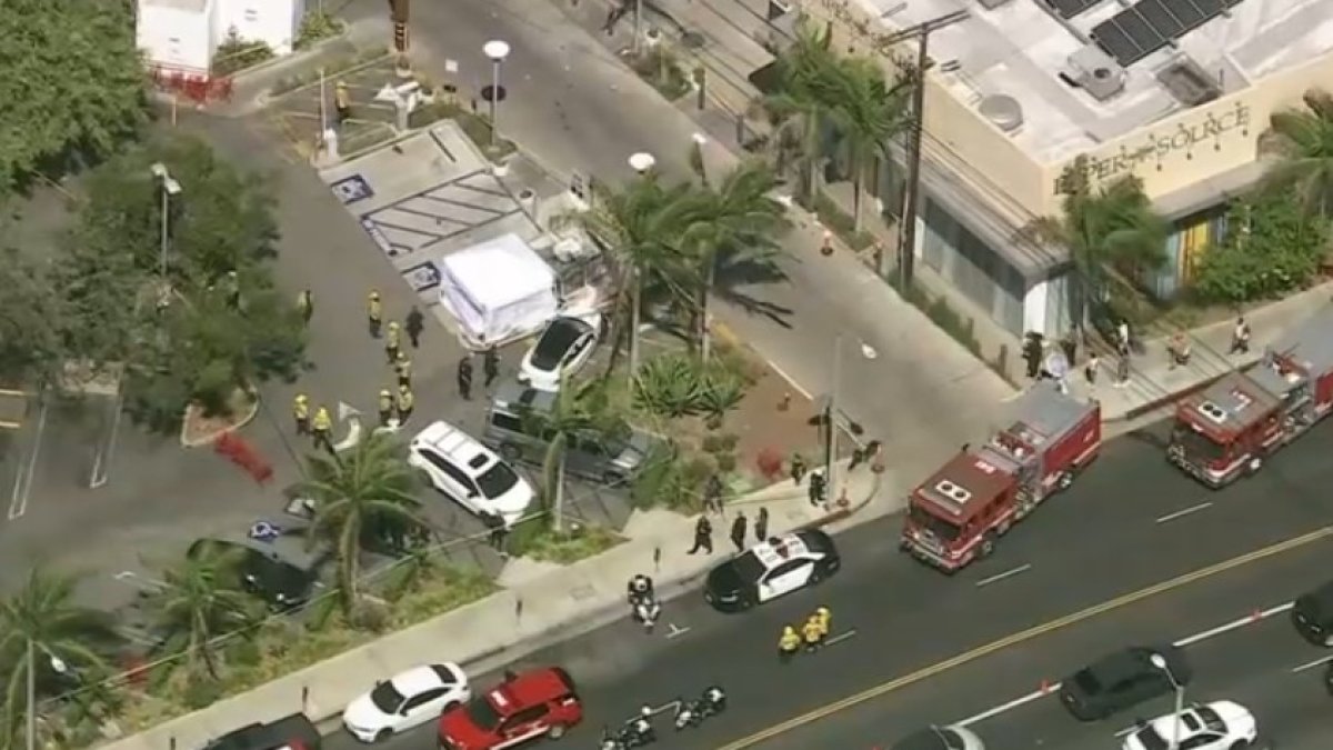 Un muerto y cuatro heridos tras choque afuera de Trader Joe’s en el distrito Fairfax