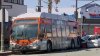 Choque multivehicular involucra un autobús del Metro en Reseda