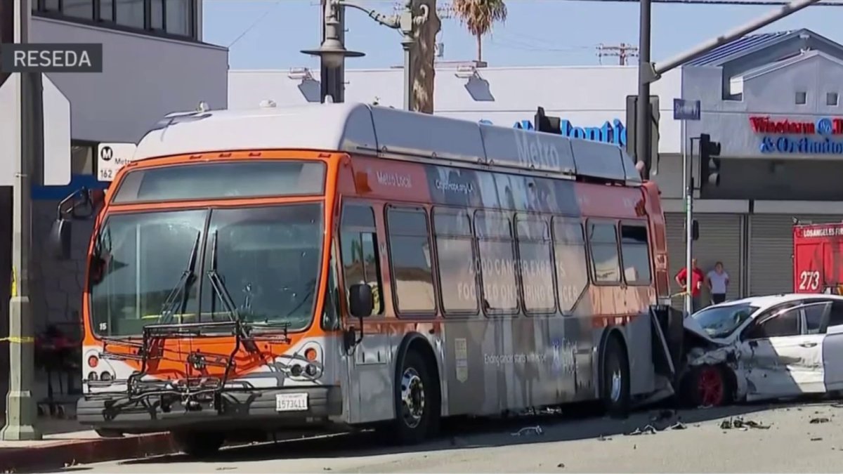 Choque multivehicular involucra un autobús del Metro en Reseda