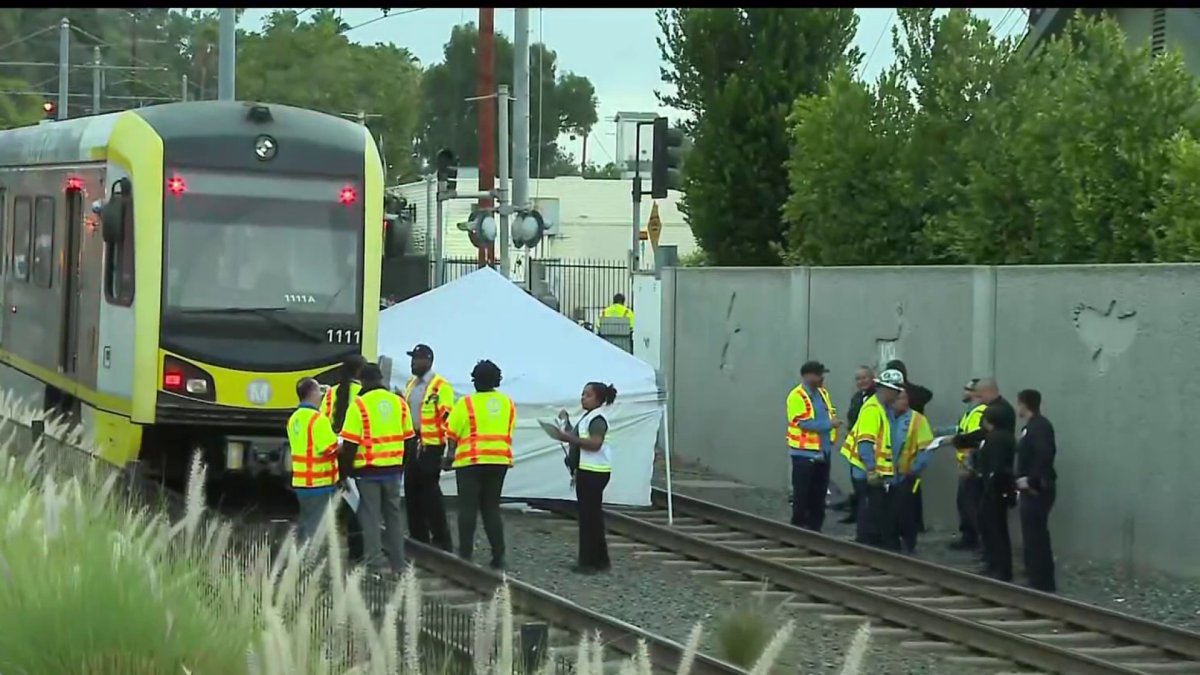 Peatón muere tras ser atropellado por un tren de la Línea A en Highland Park