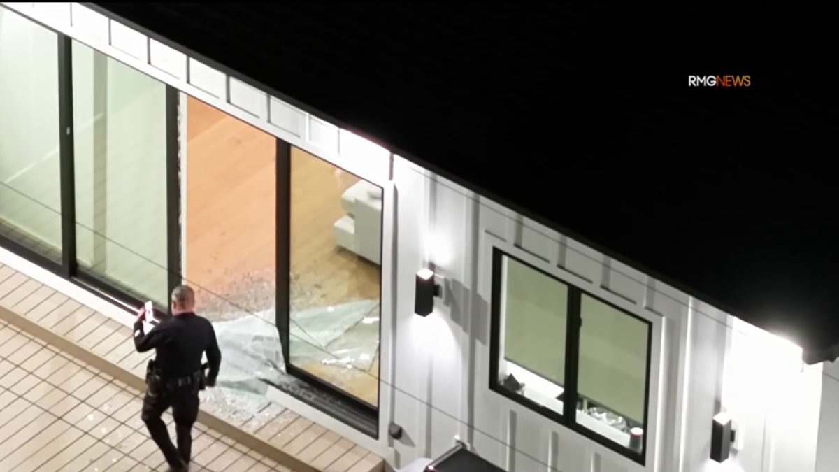 Dos sujetos irrumpen en una casa en Encino por puerta corrediza de vidrio