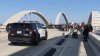El LAPD cierra el Sixth Street Bridge tras una toma con minibicicletas