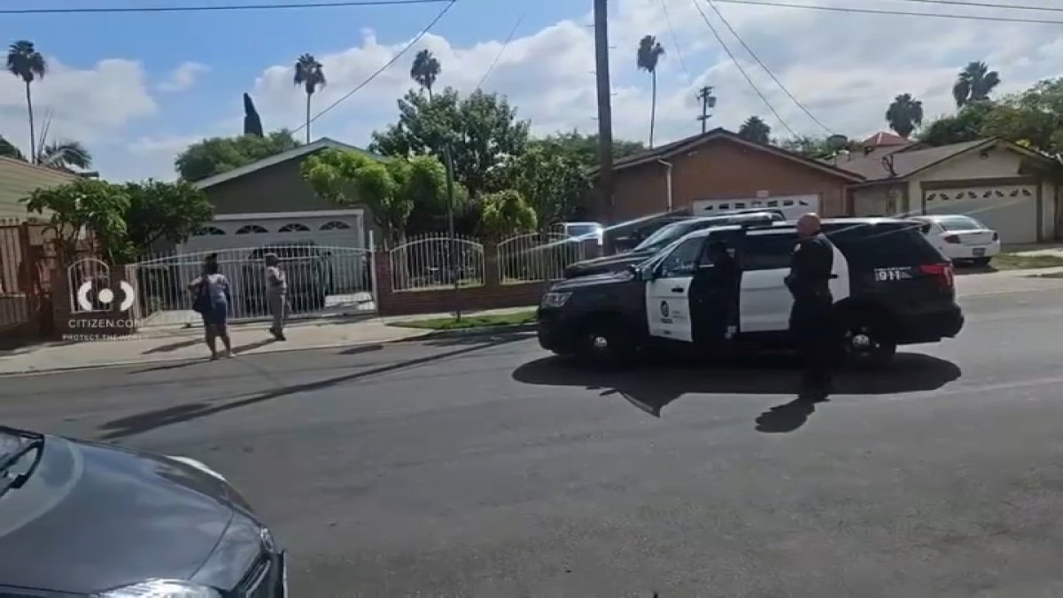 Empleado de centro para ansianos le dispara a tres copañeros en el sur de Los Ángeles