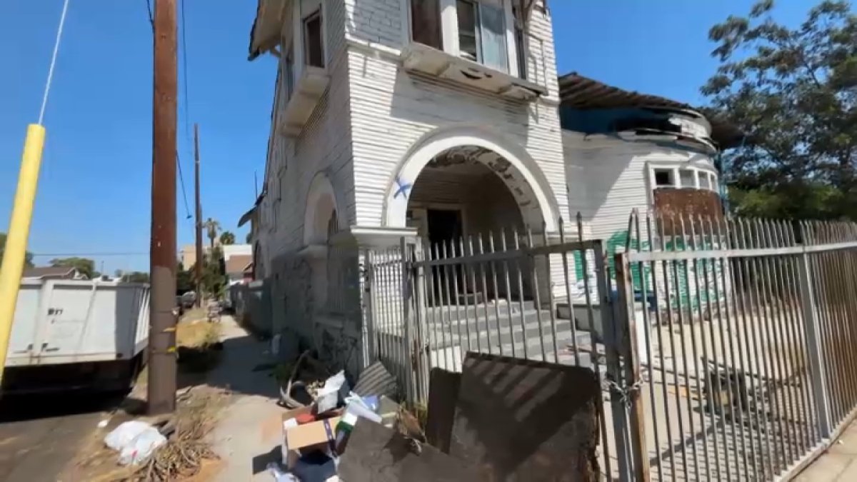 Iglesia abandonada se convierte en hogar de indigentes, dicen residentes del sur de Los Ángeles